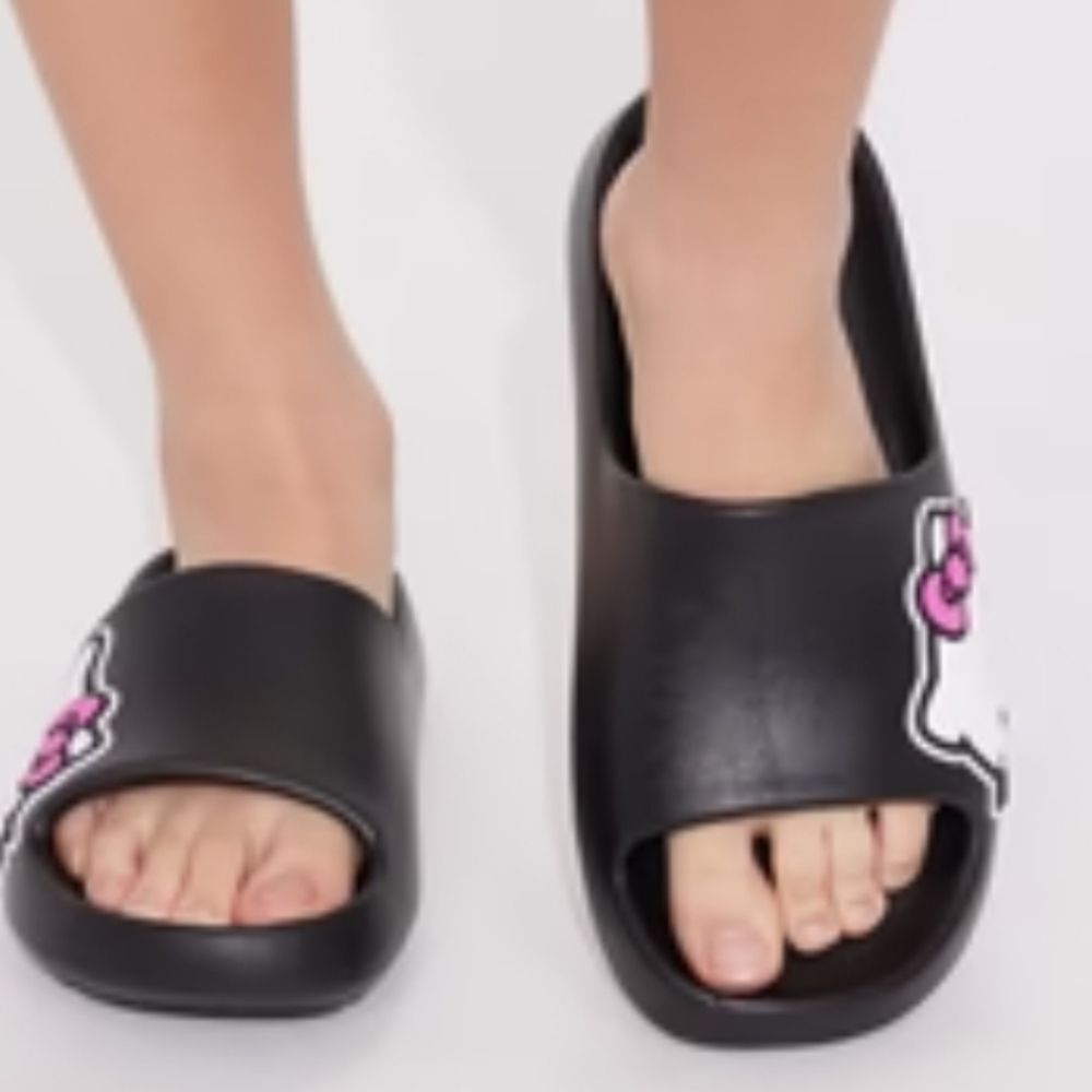 BRAND NEW HELLO KITTY  WOME'S SANDAL